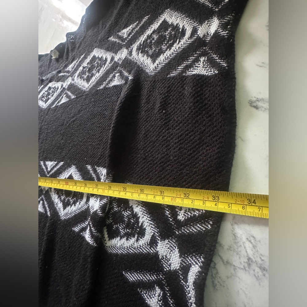 Women’s Sweet Kizz Black and White Aztec Print Poncho size 3X - Picture 6 of 8